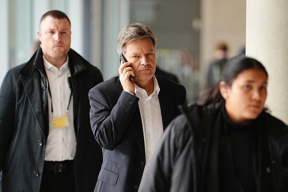 Robert Habeck (Bündnis 90/Die Grünen), Bundesminister für Wirtschaft und Klimaschutz, telefoniert im Flur vor dem Fraktionsbüro.