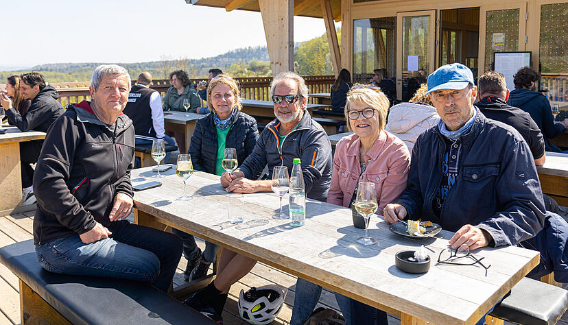 Die Gruppe um Manfred und Christine Kern (rechts) und Thomas M&uuml;ller (links) ist aus Besigheim zum Christophsblick gekommen. Sie sch&auml;tzen besonders den Ausblick.