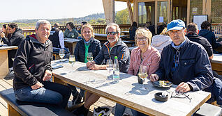 Die Gruppe um Manfred und Christine Kern (rechts) und Thomas M&uuml;ller (links) ist aus Besigheim zum Christophsblick gekommen. Sie sch&auml;tzen besonders den Ausblick.