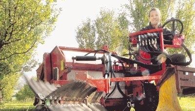 Mit diesem Gerät sammelt Albrecht Schrempf die Topaz-Äpfel auf. Der Rotor mit den Gummilamellen befördert die Früchte ins Innere der Maschine. Dort werden sie gebunkert.Fotos: Dittmar Dirks Mit diesem Gerät sammelt Albrecht Schrempf die Topaz-Äpfel auf. Der Rotor mit den Gummilamellen befördert die Früchte ins Innere der Maschine. Dort werden sie gebunkert.Fotos: Dittmar Dirks