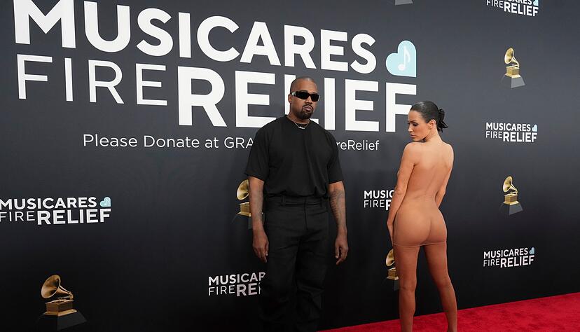Kanye West und Bianca Censori auf dem roten Teppich.