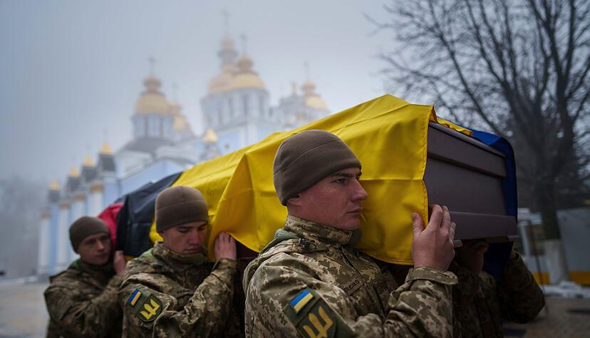 Beerdigungen von Soldaten sind in der Ukraine an der Tagesordnung. (Archivbild)