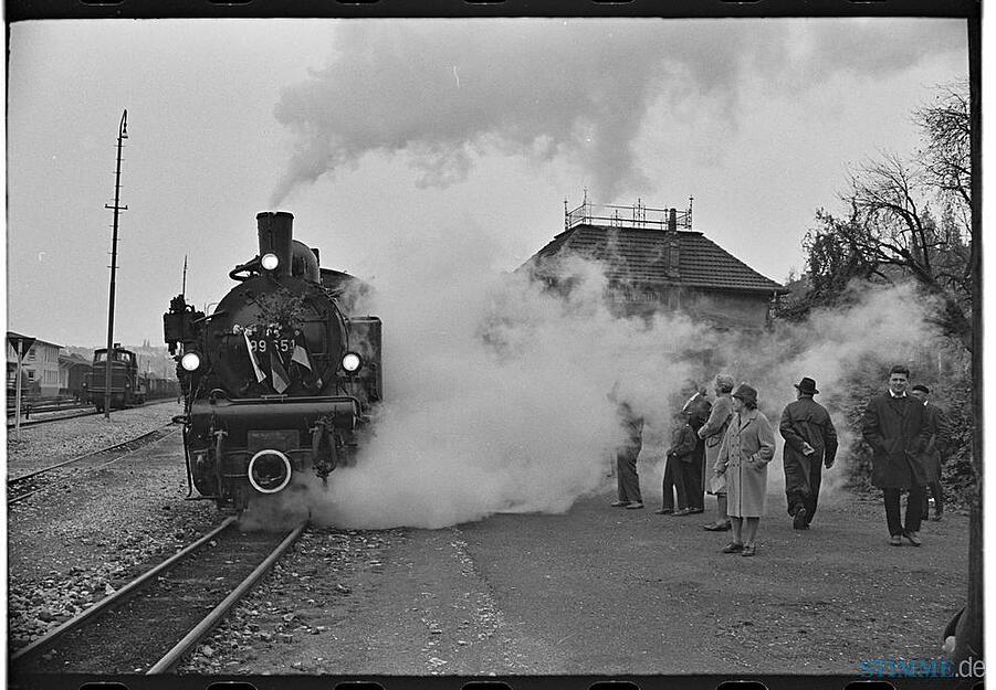 Noch einmal kräftig Dampf ablassen - die Bottwarbahn verlässt im September 1966  den Heilbronner Südbahnhof. Bis zu zehn Zugpaare verkehren nach dem Krieg täglich zwischen Heilbronn Süd und Marbach, mit 400 bis 500 Fahrgästen.