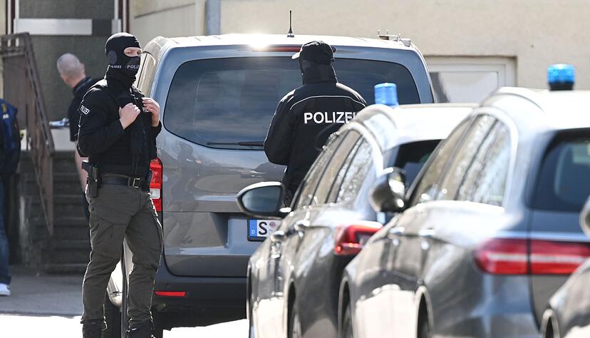 Einsatzkräfte stehen an Einsatzfahrzeugen. Einsatzkräfte stehen an Einsatzfahrzeugen.