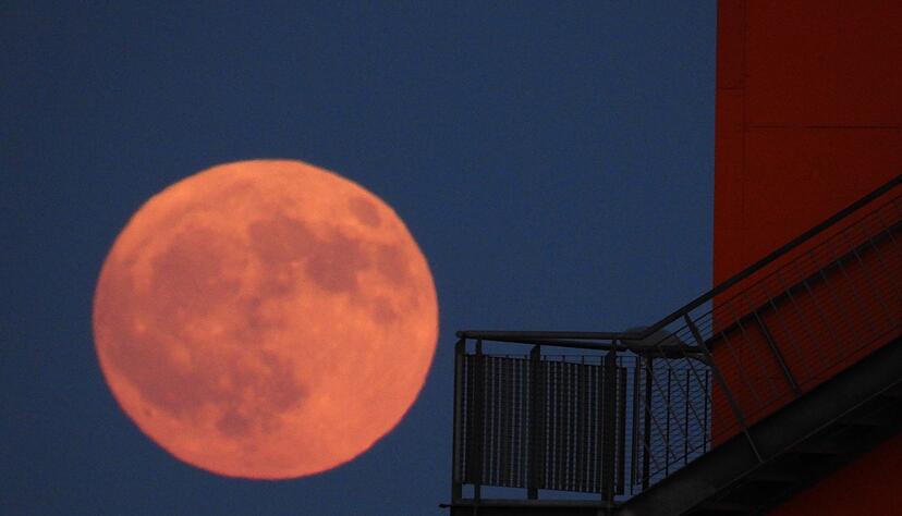 Der Mond steht zurzeit besonders tief und kann dadurch gr&ouml;&szlig;er und wegen der Atmosph&auml;re r&ouml;tlich wirken. (Archivfoto)