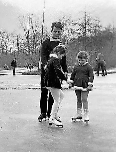 Karlheinz Losch, der sp&auml;tere f&uuml;nffache Rollkunstlauf-Weltmeister, mit Nachwuchs des REV Heilbronn auf dem Pf&uuml;hlsee in Heilbronn.