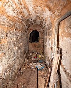 Insgesamt ist der 72 Zentimeter breite und 1,20 Meter hohe Tunnel 168 Meter lang, wobei er wegen Zwischenwänden nicht mehr komplett begehbar ist.