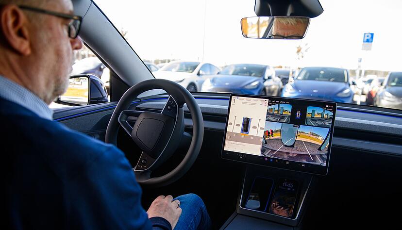 Hände weg vom Lenkrad: das Auto kann zuverlässig autonom in eine Parklücke fahren. Hände weg vom Lenkrad: das Auto kann zuverlässig autonom in eine Parklücke fahren.