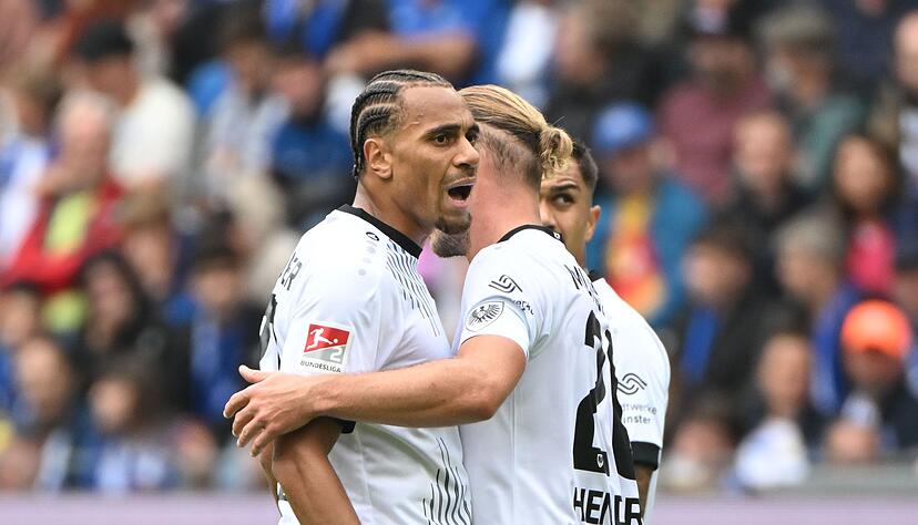 Etienne Amenyido narrte die KSC-Abwehr und traf zum 1:2. Etienne Amenyido narrte die KSC-Abwehr und traf zum 1:2.