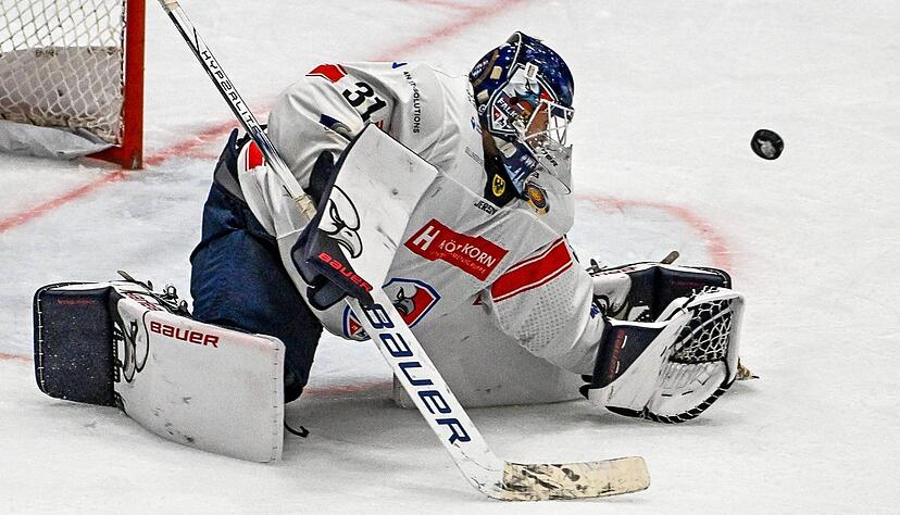 Falken-Goalie Patrick Berger präsentierte sich ohne Fehl sowie Tadel und hielt beim Deggendorfer SC seinen Kasten sauber.
Foto: Imago/Nordphoto Falken-Goalie Patrick Berger präsentierte sich ohne Fehl sowie Tadel und hielt beim Deggendorfer SC seinen Kasten sauber.
Foto: Imago/Nordphoto