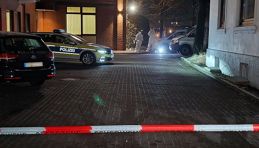 Ermittler suchen nach einem Bankeinbruch nach Spuren. Ermittler suchen nach einem Bankeinbruch nach Spuren.