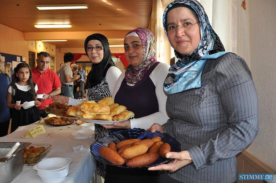 Küchenchefin Emine Salkim und ihre Helferinnen verwöhnen die Gäste bei der Kirmes in der Eppinger Mevlana-Moschee 2011. Küchenchefin Emine Salkim und ihre Helferinnen verwöhnen die Gäste bei der Kirmes in der Eppinger Mevlana-Moschee 2011.