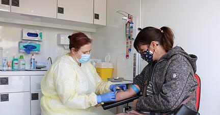 Studien-Mitarbeiterin Carolyn Krause zapft einer Teilnehmerin Blut ab. Nach kurzer Vorbehandlung gehen die Proben direkt ins RKI-Labor nach Berlin. Studien-Mitarbeiterin Carolyn Krause zapft einer Teilnehmerin Blut ab. Nach kurzer Vorbehandlung gehen die Proben direkt ins RKI-Labor nach Berlin.