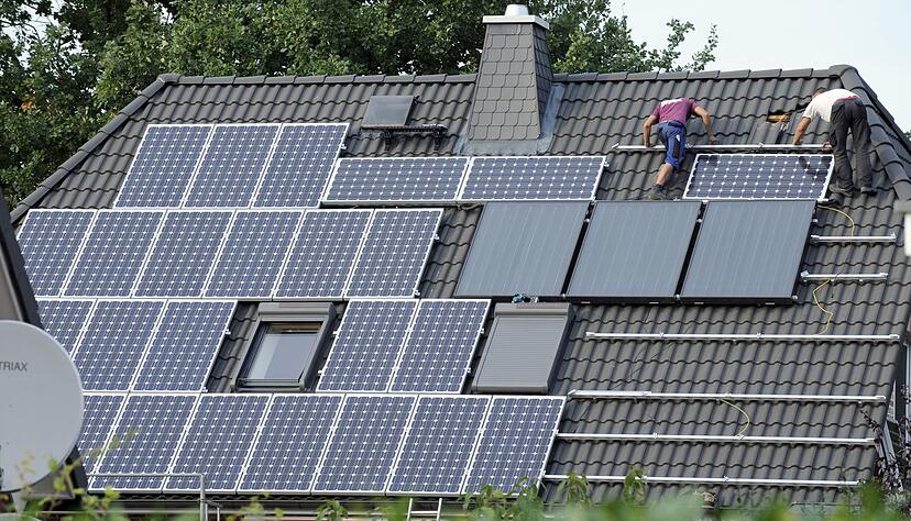 Ältere Photovoltaik-Anlagen: Nach 20 Jahren endet die EEG-Förderung. Jetzt heißt es Eigenverbrauch prüfen und Anlage warten lassen, um weiterhin von der Solarenergie zu profitieren. Ältere Photovoltaik-Anlagen: Nach 20 Jahren endet die EEG-Förderung. Jetzt heißt es Eigenverbrauch prüfen und Anlage warten lassen, um weiterhin von der Solarenergie zu profitieren.