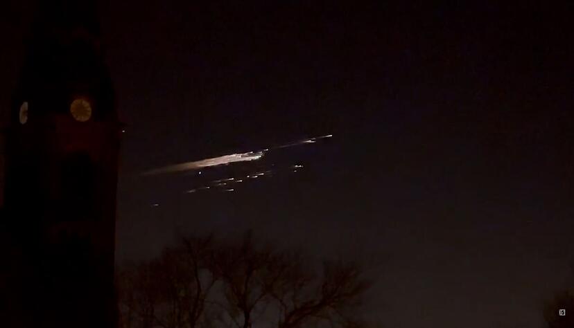 Ein Lichtschweif erhellt den Nachthimmel.