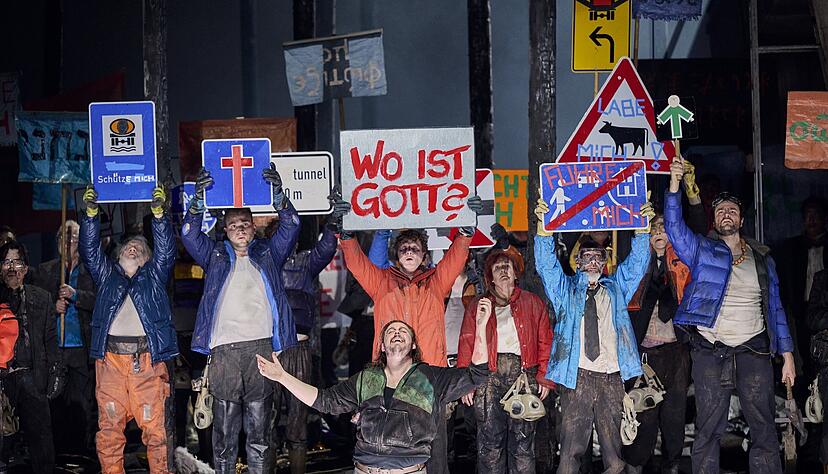 Fragw&uuml;rdiger Erl&ouml;ser unter Sinnsuchern und Kriminellen: Wagners B&uuml;hnenweihfestspiel &bdquo;Parsifal&ldquo; ist wieder in der Stuttgarter Oper zu erleben in der Regie von Calixto Bieito: Samuel Sakker (Parsifal) und der Staatsopernchor Stuttgart.