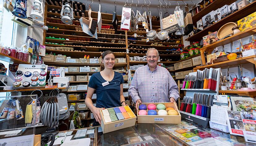 Sind hochzufrieden mit den Geschäften im Jubiläumsjahr, das mit der Corona-Krise zusammenfällt: Angelika und Hans Reinhardt in ihrem besonderen Geschäft in der Bismarckstraße. Rund 20?000 verschiedene Artikel gibt es hier.
Fotos: Mario Berger Sind hochzufrieden mit den Geschäften im Jubiläumsjahr, das mit der Corona-Krise zusammenfällt: Angelika und Hans Reinhardt in ihrem besonderen Geschäft in der Bismarckstraße. Rund 20?000 verschiedene Artikel gibt es hier.
Fotos: Mario Berger