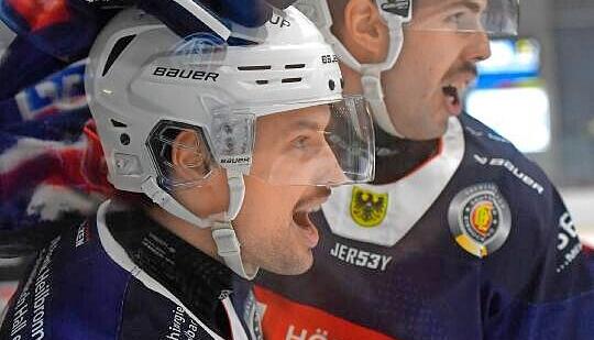 Niklas Jentsch jubelt &uuml;ber den Derbysieg.