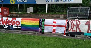 Die Regenbogenflagge hängt regelmäßig bei Spielen der TSG Backnang. In der Partie bei Türkspor Neckarsulm war das nicht gerne gesehen.