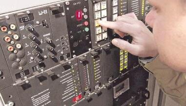 Auf dem neuesten Stand: Das Justinus-Kerner-Gymnasium in Heilbronn hat ein modernes Schaltpult, um die Lautsprecherdurchsagen zu steuern.Foto: Guido Sawatzki