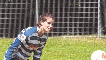 Lisa Schleicher vom TSV Niedernhall kann sowohl gefühlvolle als auch hart geschlagene Bälle spielen. Ihren ersten Einsatz für den neuen Verein hatte die Spielerin gegen Tabellenführer TSV Dennach.Foto: Alexander Bertok Lisa Schleicher vom TSV Niedernhall kann sowohl gefühlvolle als auch hart geschlagene Bälle spielen. Ihren ersten Einsatz für den neuen Verein hatte die Spielerin gegen Tabellenführer TSV Dennach.Foto: Alexander Bertok