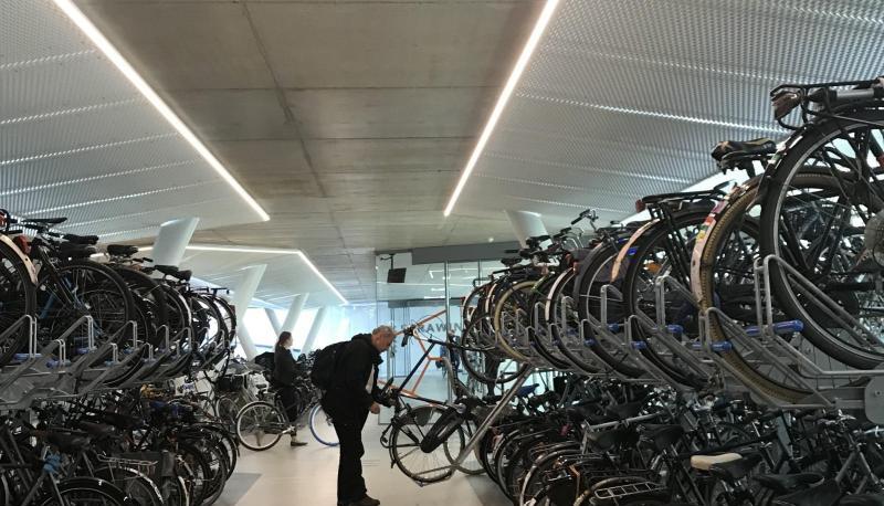 Ein Fahrradparkhaus am Bahnhof. Fiets hei&szlig;t Fahrrad. Das ist das erste, was jeder&nbsp;Holland-Besucher sehr schnell lernt. Fahrr&auml;der geh&ouml;ren nun mal zu den Niederlanden wie der Gouda-K&auml;se und die Tulpen.