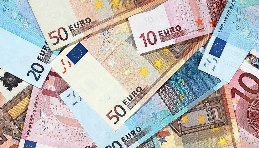 Der Hohenlohekreis muss in diesem Jahr 60,1 Millionen Euro zuschießen, um die enorme Kluft zwischen Einnahmen und Ausgaben im Sozialbereich auszugleichen.
Foto: dpa Der Hohenlohekreis muss in diesem Jahr 60,1 Millionen Euro zuschießen, um die enorme Kluft zwischen Einnahmen und Ausgaben im Sozialbereich auszugleichen.
Foto: dpa