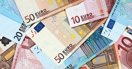 Der Hohenlohekreis muss in diesem Jahr 60,1 Millionen Euro zuschießen, um die enorme Kluft zwischen Einnahmen und Ausgaben im Sozialbereich auszugleichen.
Foto: dpa Der Hohenlohekreis muss in diesem Jahr 60,1 Millionen Euro zuschießen, um die enorme Kluft zwischen Einnahmen und Ausgaben im Sozialbereich auszugleichen.
Foto: dpa