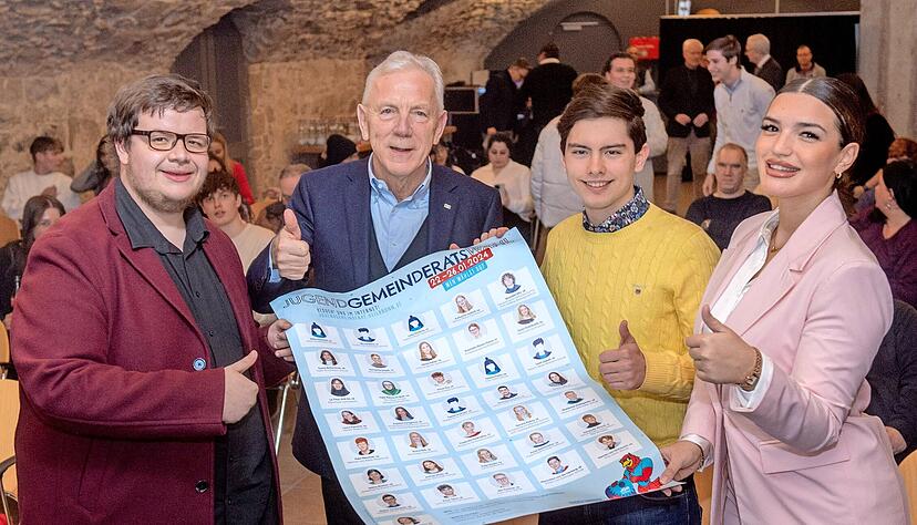 Immanuel K&ouml;rmann (von links), OB Harry Mergel, Maximilan von der Herberg und Jovana Ilchevska.
Foto: Mario Berger