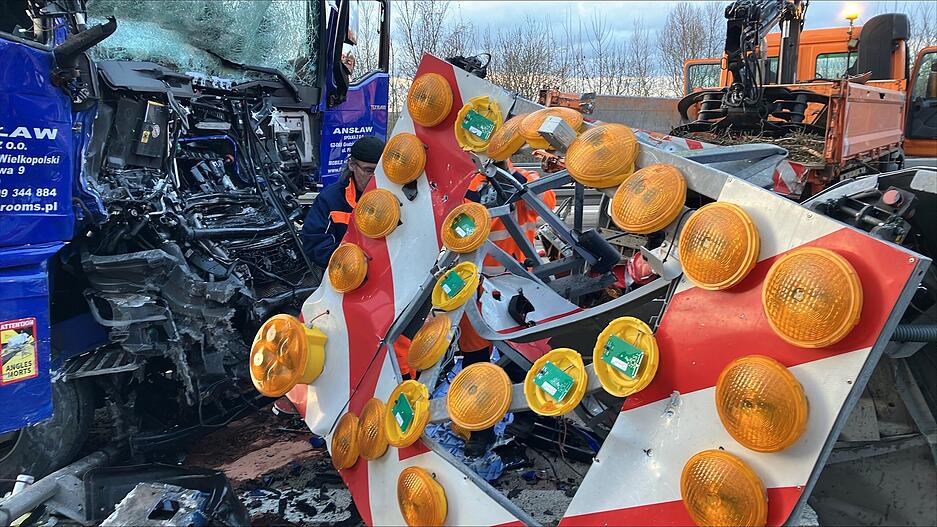 Der Fahrer im Sattelzug und dessen Beifahrerin erlitten nach Angaben der Polizei schwere Verletzungen. Der Fahrer im Sattelzug und dessen Beifahrerin erlitten nach Angaben der Polizei schwere Verletzungen.