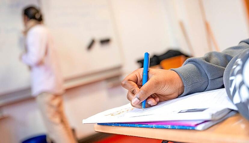 Wie weiter nach der vierten Klasse? Eltern haben ihre Grundschüler an weiterführenden Schulen angemeldet. Wie weiter nach der vierten Klasse? Eltern haben ihre Grundschüler an weiterführenden Schulen angemeldet.