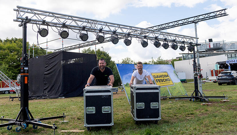 Gemeinsam packen sie an: Technikmeister Marcel Krepp (links) und Dahoim-Feschd-Gastgeber Micha Kible sind dieser Tage von morgens bis abends in den Aufbau des Open-Airs auf der Brackenheimer Festwiese eingebunden.
Foto: Mario Berger