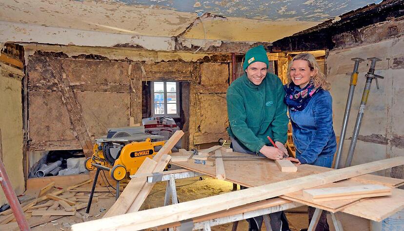 Claudia und Michael Vettermann auf ihrer Baustelle. Wer sich an eine solche Sanierung wagt, braucht gute Nerven. Die beiden haben sie.Fotos: Mario Berger