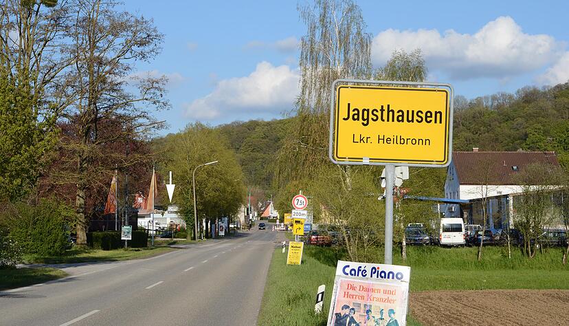 Am Ortseingang Jagsthausen baut die Firma Jung ein leerstehendes Geb&auml;ude zur Unterkunft f&uuml;r 84 Saisonarbeitskr&auml;ften um (Pfeil). Foto: Rudolf Landauer