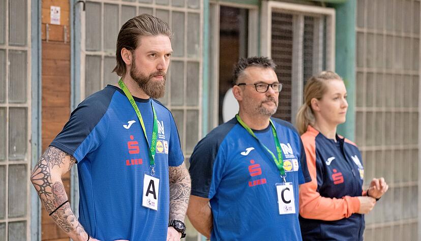 Trainer kommen, Trainer gehen, doch Oliver Rieth (Mitte) ist seit Jahren fester Bestandteil des Neckarsulmer Bundesliga-Teams. Auch Mart Aalderink (links) wei&szlig; die Arbeit seines Torh&uuml;terinnen-Trainers zu sch&auml;tzen.