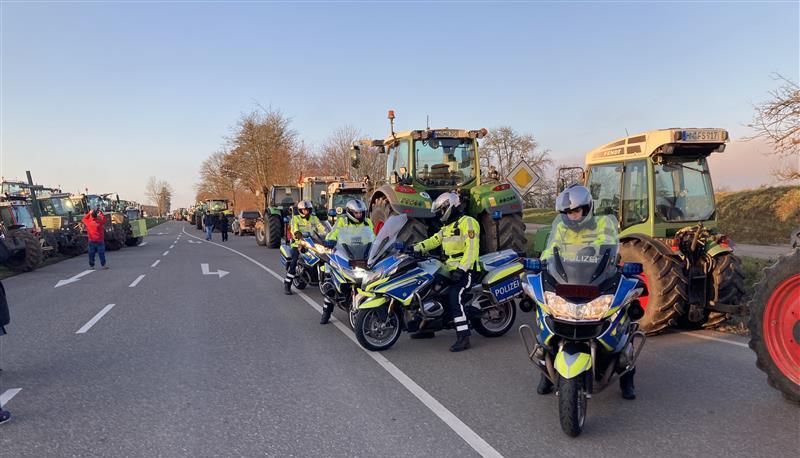 Es kommt nochmal ein Schub an Landwirten in Bad Wimpfen an. Die Bauern werden von der Polizei begleitet.