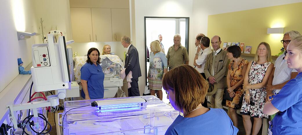 Beim anschließenden Rundgang in den neuen Patientenzimmern stellten Kinderkrankenschwestern den interessierten Gästen auch die Frühchen-Inkubatoren vor. Beim anschließenden Rundgang in den neuen Patientenzimmern stellten Kinderkrankenschwestern den interessierten Gästen auch die Frühchen-Inkubatoren vor.