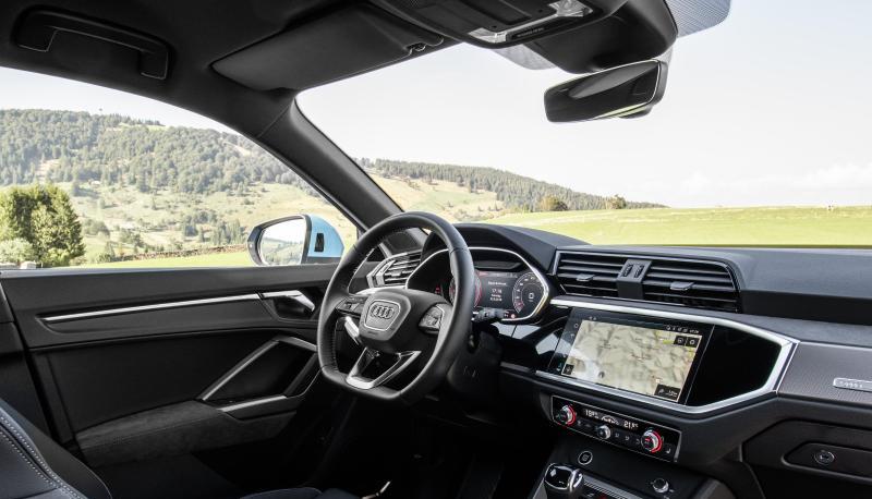 Auch hier ersetzt serienm&auml;&szlig;ig ein digitales Cockpit samt Riesen-Touchscreen viele kleine Kn&ouml;pfe.