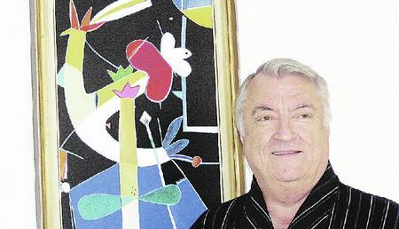 Patient Jakob Kolarik erfreute sich an den leuchtenden Farben der Bilder, die Rainer G. Baier derzeit im Krankenhaus Öhringen ausstellt. (Foto: privat)
