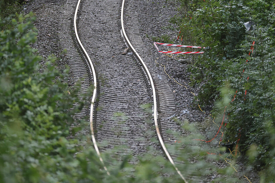 Verbogene Schienen sind an der Unfallstelle bei Riedlingen zu sehen. Am Vortag ist dort der Regionalexpress RE55 zwischen den Ortsteilen Zwiefaltendorf und Zell entgleist.