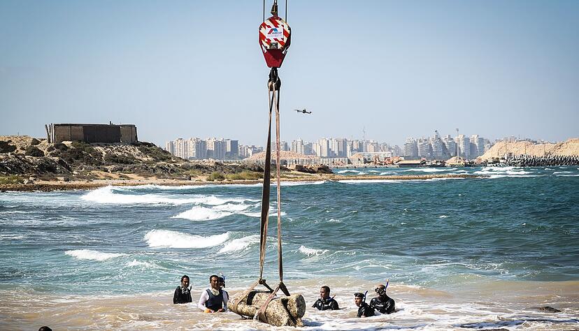 Eine antike Statue wird im Hafen von Abu Qir vom Meeresgrund des Mittelmeers geborgen