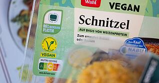 Vegetarische Ersatzprodukte sollen künftig nicht mehr wie Fleischprodukte heißen dürfen. Das hat das EU-Parlament beschlossen. Die EU-Länder müssten der Änderung zustimmen. Vegetarische Ersatzprodukte sollen künftig nicht mehr wie Fleischprodukte heißen dürfen. Das hat das EU-Parlament beschlossen. Die EU-Länder müssten der Änderung zustimmen.