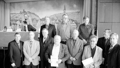 F&uuml;r langj&auml;hrige ehrenamtliche T&auml;tigkeit wurden am vergangenen Samstag beim Bezirkstag in Igersheim ausgezeichnet (von links): Helmut H&uuml;gel (SV Rengershausen), Heinz Hu&szlig; (SV Tiefenbach), Helmut Tiefenbacher (VfB Bad Mergentheim), Heinz Laukenmann (TSV Obersontheim), Peter Essig (FC Honhardt), Gerald Schreckenh&ouml;fer (Spfr. B&uuml;hlerzell). Ganz rechts Michael Hurler (Vizepr&auml;sident des W&uuml;rttembergischen Fu&szlig;ballverbandes), ganz links Wolfgang Hecker (Bezirksvorsitzender), G&uuml;nter Hlawon (Vorsitzender FC Igersheim), Manfred Schaffert (B&uuml;rgermeister von Igersheim) und der stellvertretende Bezirksvorsitzende Karlheinz Rau. (Foto: J&uuml;rgen Wartha)