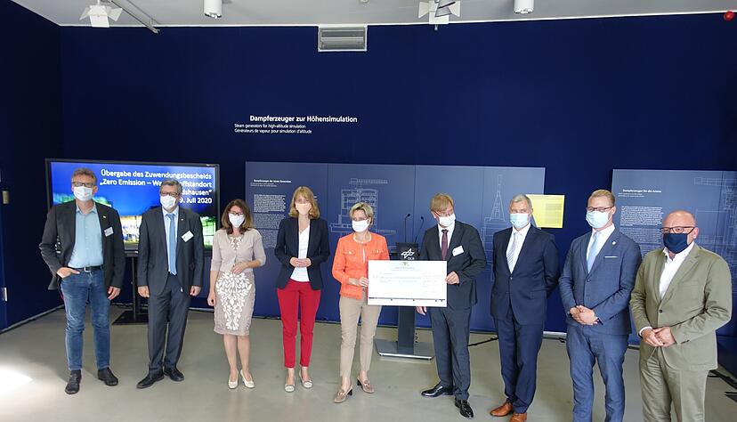 Ministerin Nicole Hoffmeister-Kraut hatte f&uuml;r das DLR einen Scheck im Gep&auml;ck. Foto: Gleichauf