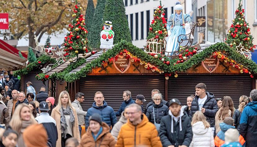 Kein Foto von 2022, sondern vom Samstag. Vor allem Passanten von auswärts wundern sich, dass in Heilbronn schon Weihnachtsmarkt-Stände stehen, vor dem Volkstrauertag und dem Totensonntag. Kein Foto von 2022, sondern vom Samstag. Vor allem Passanten von auswärts wundern sich, dass in Heilbronn schon Weihnachtsmarkt-Stände stehen, vor dem Volkstrauertag und dem Totensonntag.