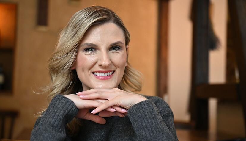 Schlagersängerin Madlen Rausch veröffentlicht am 14. Februar eine neue Single. Schlagersängerin Madlen Rausch veröffentlicht am 14. Februar eine neue Single.