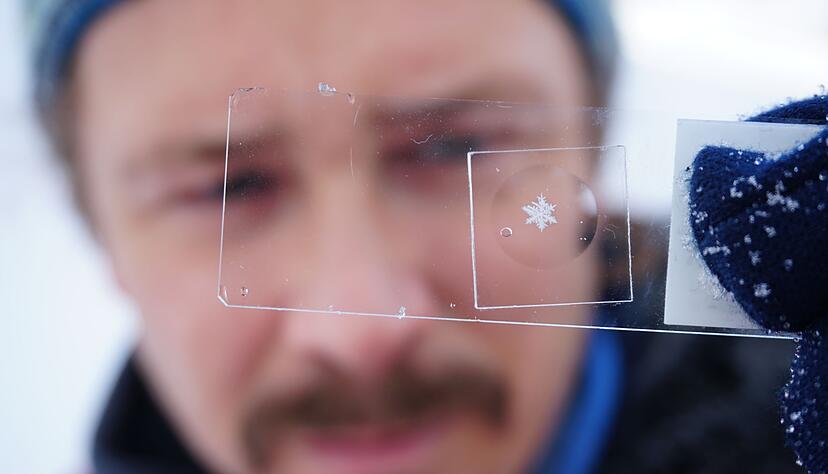 Thomas Hoffmann pr&auml;sentiert eine konservierte Schneeflocke.