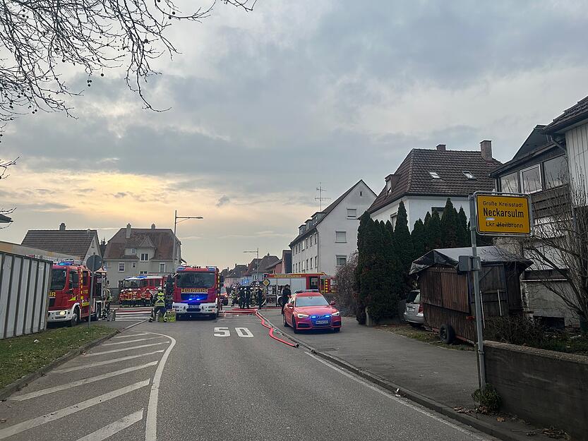 Die Feuerwehr ist bei Reifen Bender in Neckarsulm vor Ort, der Brand ist bereits gelöscht.