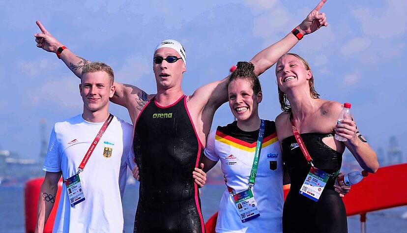 Die Weltmeister-Staffel von Singapur &uuml;ber 4 x1500 Meter (von links): Oliver Klemet, Florian Wellbrock, Celine Rieder und Isabel Gose feiern nach ihrem Sieg im Freiwasser.