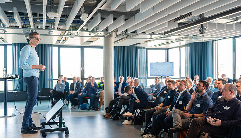 Am Ipai willkommen hei&szlig;t CTO Marc Kirchner die &uuml;ber 100 Teilnehmer des Gipfels im Ipai-Spaces im Zukunftspark Wohlgelegen in
Heilbronn.